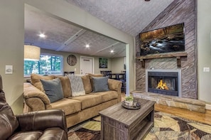 Smart TV, fireplace - Smokey SPECiAL! Mountaintop Chalet-Great View! 8Mns to Dollywood! (Sevierville)