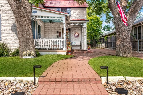 3/2 Historic Home | Walk to Main | Full Kitchen | WiFi | Hot Tub | Children over 10 welcome!