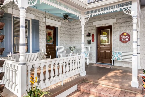 3/2 Historic Home | Walk to Main | Full Kitchen | WiFi | Hot Tub | Children over 10 welcome!