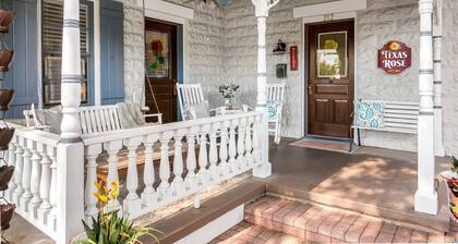 3/2 Historic Home | Walk to Main | Full Kitchen | WiFi | Hot Tub | Children over 10 welcome!