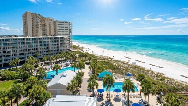 Ein Resort mit Pool, Strand und Meerblick.