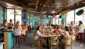 Un restaurante con barra, mesas, sillas y mostrador.