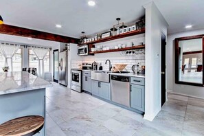 Frigorifero, microonde, forno, piano cottura