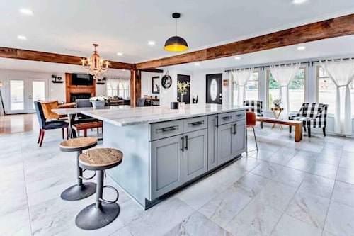 》Breathtaking Lakefront Luxury •game room+ waterfront Fire Pit 4BR sleeps 10《