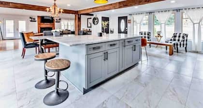 》Breathtaking Lakefront Luxury •game room+ waterfront Fire Pit 4BR sleeps 10《