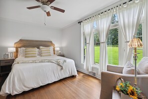 4 habitaciones, escritorio y tabla de planchar con plancha 