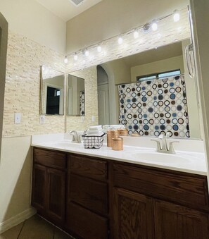 Duschwanne, Haartrockner, Handtücher, Seife