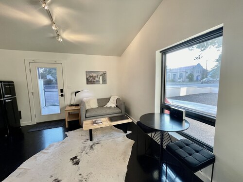 The No. 3: modern, bright, renovated, dwtn condo w/ outdoor lounge space