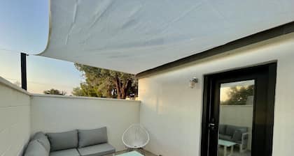 The No. 3: modern, bright, renovated, dwtn condo w/ outdoor lounge space