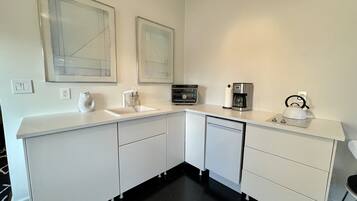 Réfrigérateur, plaque de cuisson, lave-vaisselle, cafetière/bouilloire