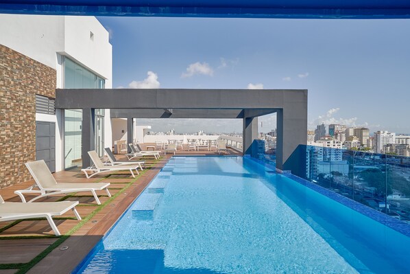 Outdoor pool, a rooftop pool - Cozy and Modern Apartment with Balcony (Piantini)