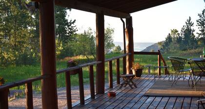 Mountain Crest: Seclusion and Serenity Await at Our Rustic Mountain Hideaway