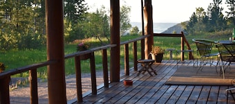 Mountain Crest: Seclusion and Serenity Await at Our Rustic Mountain Hideaway