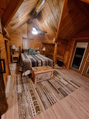 2 makuuhuonetta, työpöytä, ilmainen Wi-Fi, vuodevaatteet