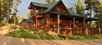 Mountain Crest: Seclusion and Serenity Await at Our Rustic Mountain Hideaway