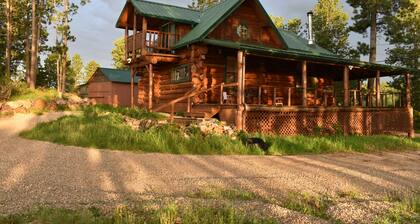 Mountain Crest: Seclusion and Serenity Await at Our Rustic Mountain Hideaway