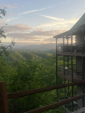 Property grounds - Smoky Mtn Dollywood, Sleep16 + PoolTable + AirHockey + Firepit + Hottub+ Pets ok (Sevierville)