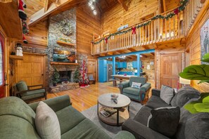 Smart TV, fireplace, table football - Smoky Mtn Dollywood, Sleep16 + PoolTable + AirHockey + Firepit + Hottub+ Pets ok (Sevierville)