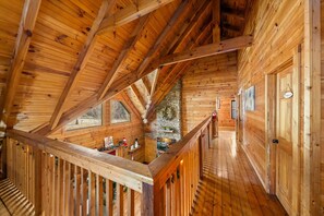 Interior - Smoky Mtn Dollywood, Sleep16 + PoolTable + AirHockey + Firepit + Hottub+ Pets ok (Sevierville)