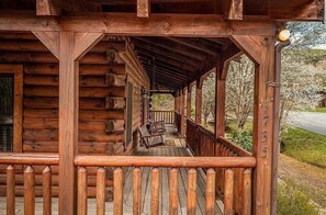 Terrace/patio - Smoky Mtn Dollywood, Sleep16 + PoolTable + AirHockey + Firepit + Hottub+ Pets ok (Sevierville)