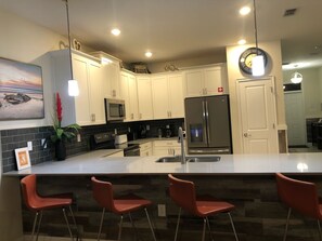 Fridge, microwave, oven, stovetop - 8 bedrooms, 5 bathrooms. Theater Room + Pool/Spa + WiFi (Davenport)