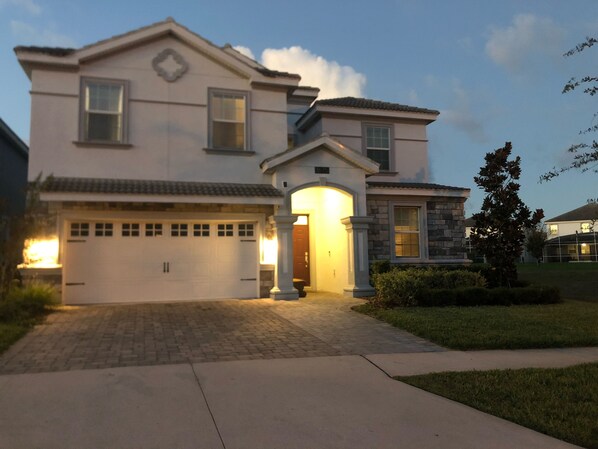 Exterior - 8 bedrooms, 5 bathrooms. Theater Room + Pool/Spa + WiFi (Davenport)
