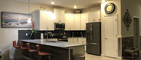 Geladeira, micro-ondas, fogão, cooktop