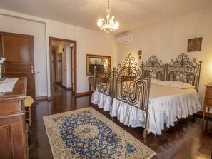 6 عدّة غرف نوم وسرير سفر وواي فاي مجانًا