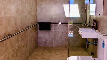 Douche, sĂšche-cheveux, serviettes fournies, savon