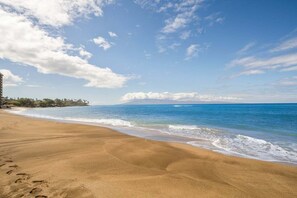 Sur la plage, chaise longue, serviettes de plage