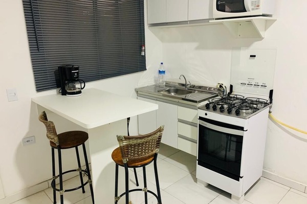 APARTAMENTO 03 - 01 DORMITÓRIO | Cuisine privée | Réfrigérateur, micro-ondes, blender, tables à manger