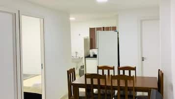 APARTAMENTO 13 - 02 DORMITĂRIOS | Cuisine privĂ©e | RĂ©frigĂ©rateur, micro-ondes, grille-pain, blender
