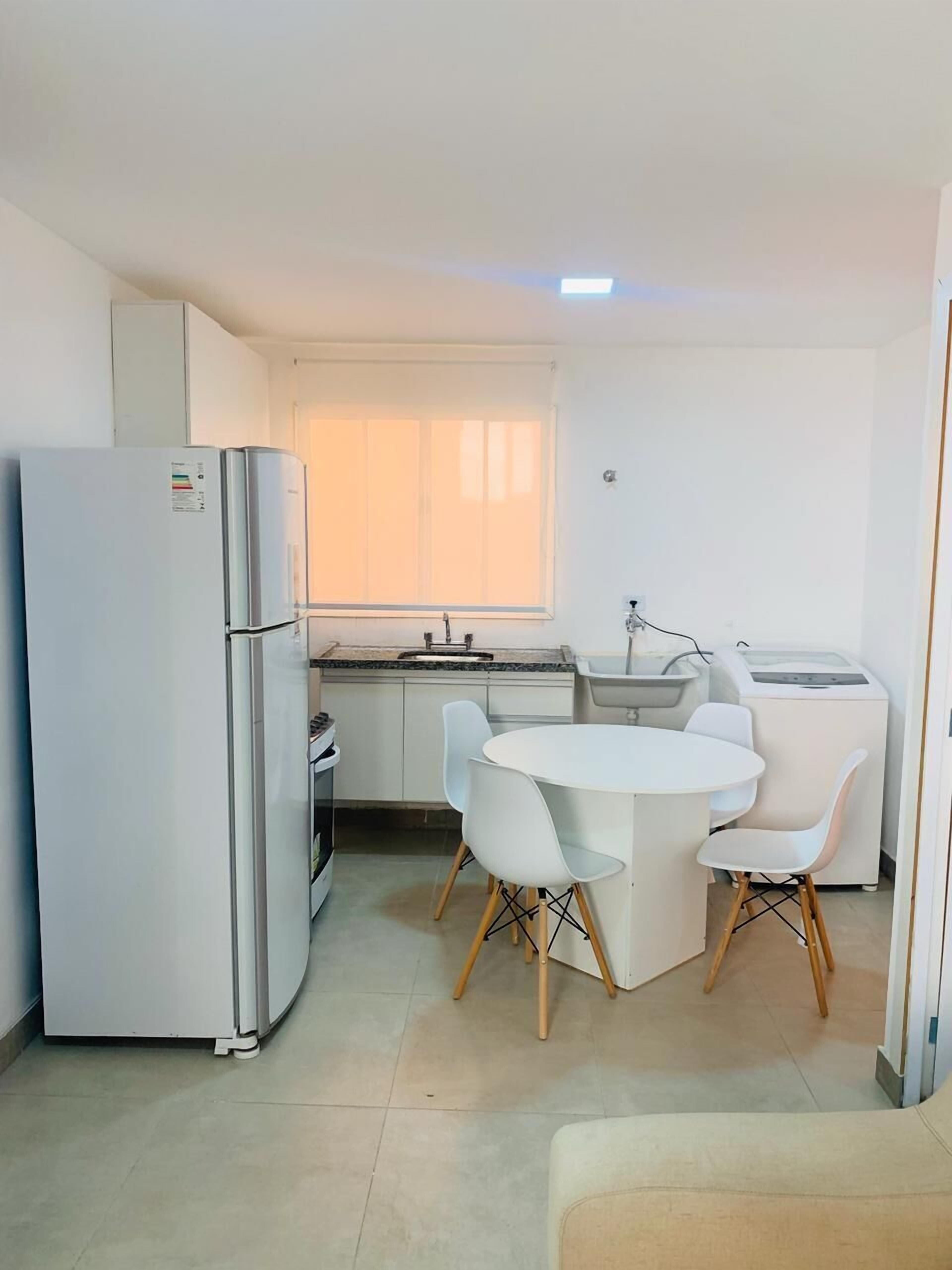 APARTAMENTO 06 - 02 DORMITÓRIOS | Private kitchen | Fridge, microwave, blender, dining tables