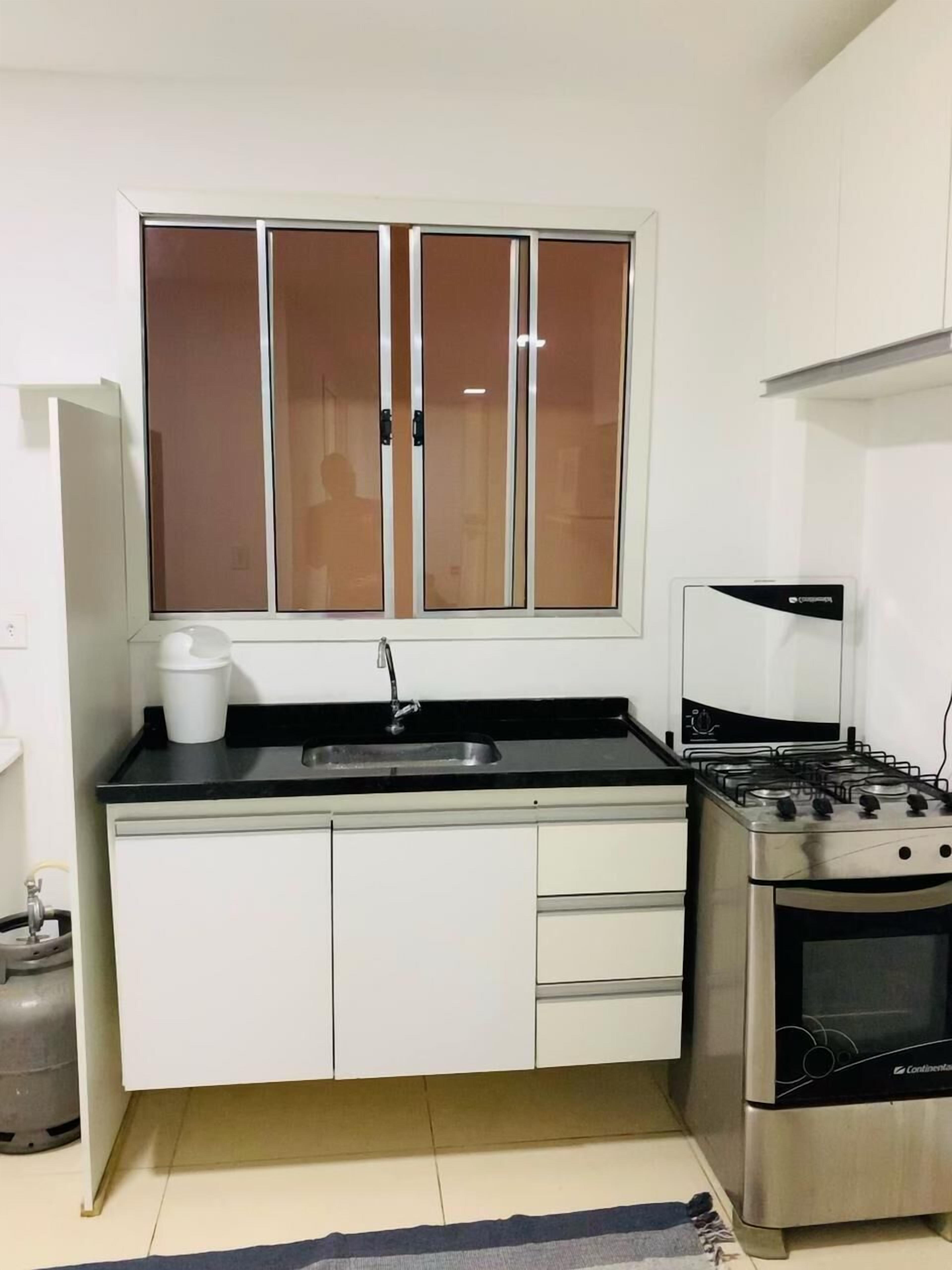 APARTAMENTO 13 - 02 DORMITÓRIOS | 전용 주방 | 냉장고, 전자레인지, 블렌더, 식탁