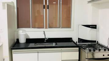 APARTAMENTO 13 - 02 DORMITÓRIOS | Private kitchen | Fridge, microwave, blender, dining tables