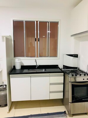 APARTAMENTO 13 - 02 DORMITÓRIOS | Private kitchen | Fridge, microwave, blender, dining tables - Apartamentos / Studios / Flats em São Paulo Zona Norte Tremembé (São Paulo)