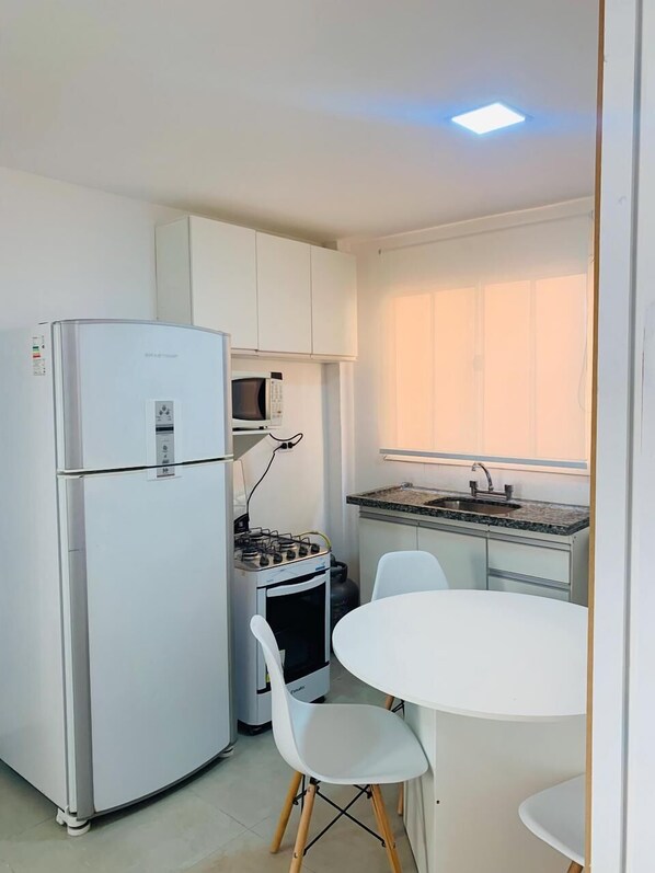 APARTAMENTO 06 - 02 DORMITÓRIOS | Yksityinen keittiö | Jääkaappi, mikroaaltouuni, tehosekoitin, ruokailupöytä