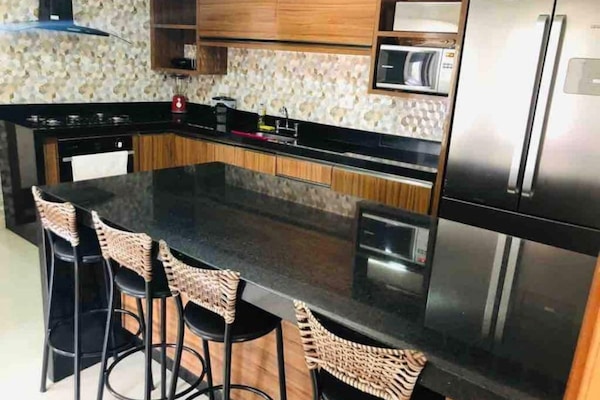 APARTAMENTO 21 - 02 DORMITÓRIOS | Private kitchen | Fridge, microwave, blender, dining tables