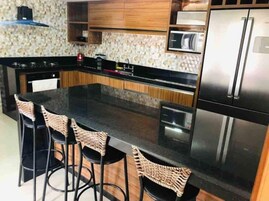 APARTAMENTO 21 - 02 DORMITÓRIOS | 私人厨房 | 冰箱、微波炉、烤面包机、搅拌机