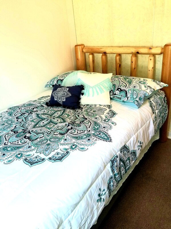 Room - 2 bedroom cabin #9 steps to Houghton Lake (Prudenville)