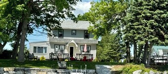Charming cottage on Chaumont Bay, pet friendly, kayaks, dock, ICE FISHING
