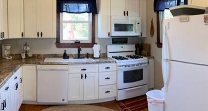 Charming cottage on Chaumont Bay, pet friendly, kayaks, dock, ICE FISHING