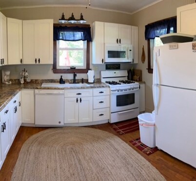 Charming cottage on Chaumont Bay, pet friendly, kayaks, dock, ICE FISHING