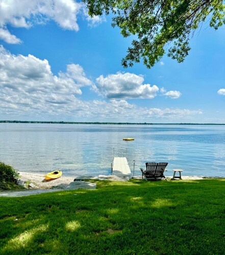 Charming cottage on Chaumont Bay, pet friendly, kayaks, dock, ICE FISHING