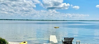 Charming cottage on Chaumont Bay, pet friendly, kayaks, dock, ICE FISHING