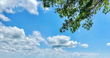 Charming cottage on Chaumont Bay, pet friendly, kayaks, dock, ICE FISHING