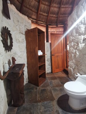 Shower, towels, soap, toilet paper - Cabaña Brillo de Estrellas- "letsbal Eeke" (Puerto Morelos)