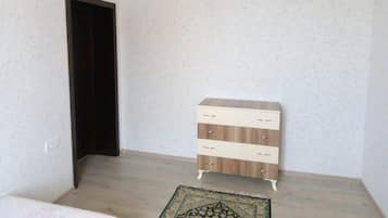 2 habitaciones, tabla de planchar con plancha, wifi y ropa de cama