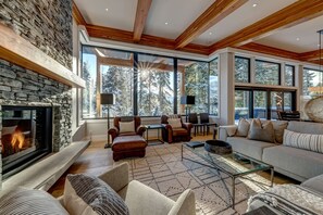 Smart TV, chimenea y estéreo 