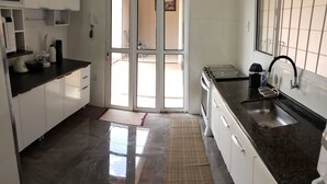 A modern kitchen with white cabinets, a black countertop, and a stainless steel sink. - Wonderful property 3 min away. Thermal Baths - 4 bedrooms - POOL 5 x 3 - Wi-Fi - complete (SP)
